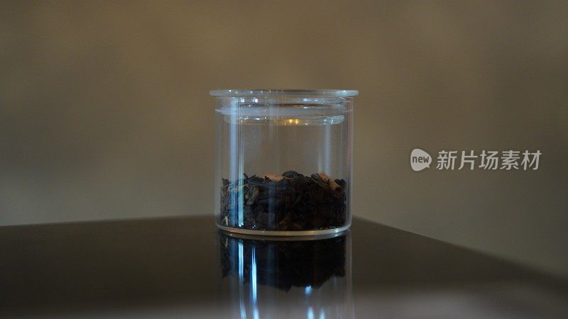 Jars of loose leaf tea in a row at the café bar